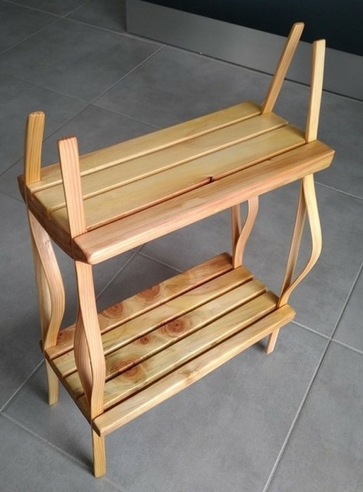 Une étagère pour flyers et cartes de visite