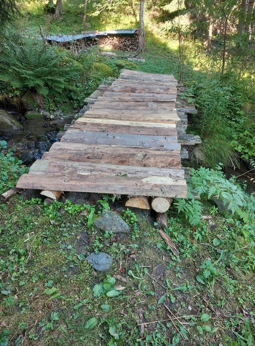 Le petit pont de bois qui ne tenait plus guère que par un grand mystère