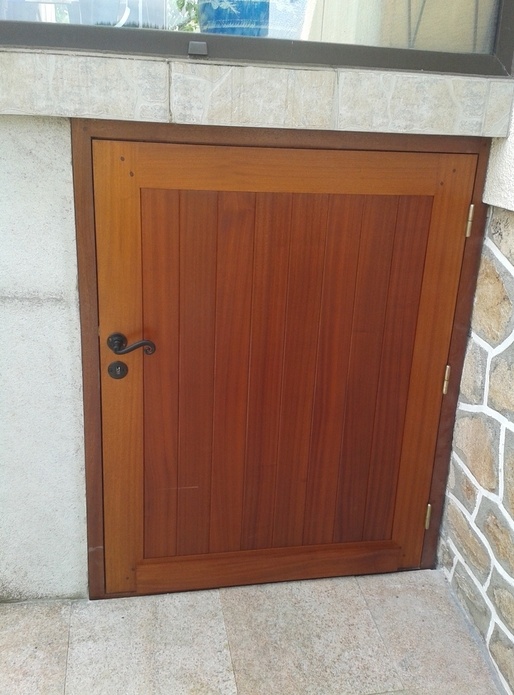 Petite porte d'extérieur en sapelli