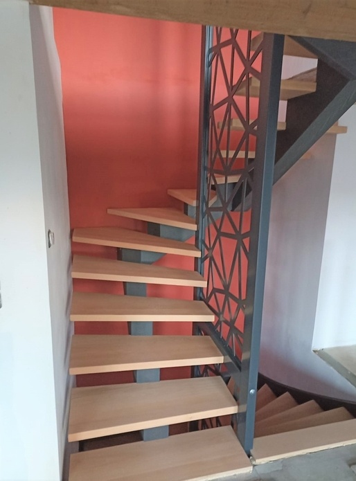 Escalier à demi-tournant avec cloison centrale ajourée