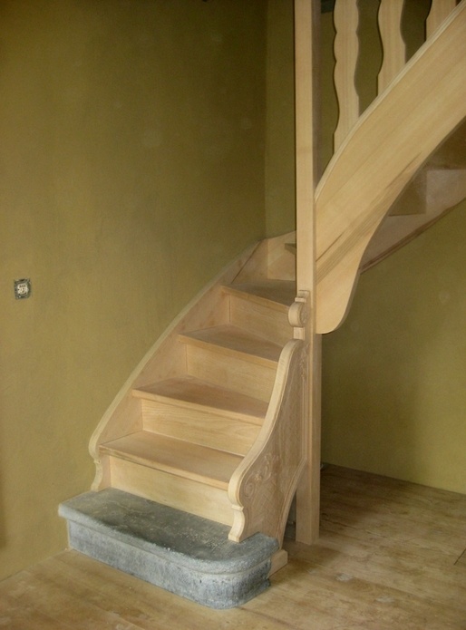Escalier pour la rénovation d'une vieille ferme en pierre du pays