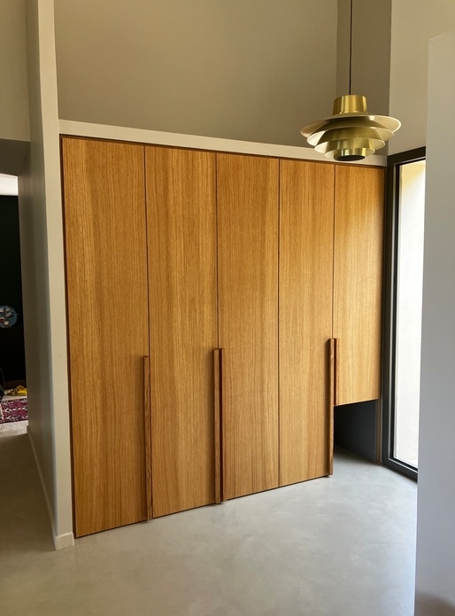 Des placards aux poignées longues