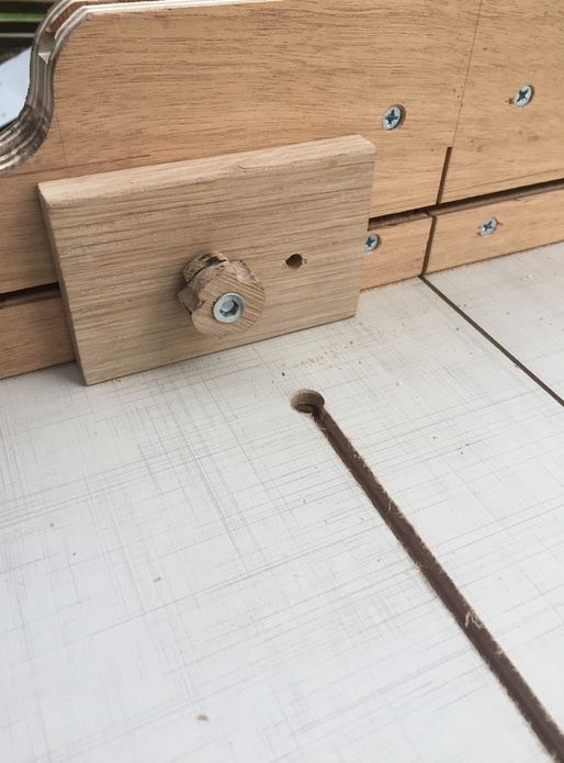 Stop block et petites pattes de maintien