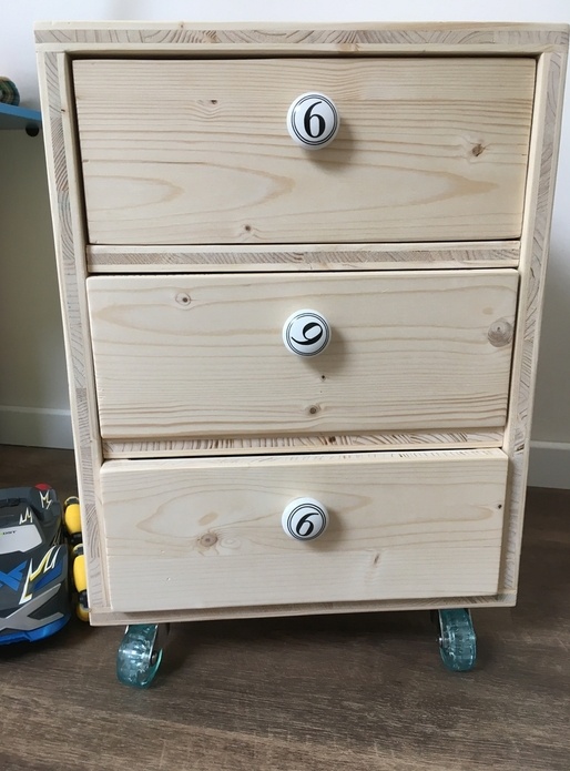 Petit meuble à tiroirs