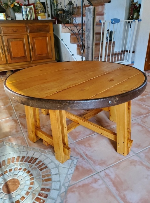 Table basse reutilisant une vieille roue de chariot et planches de coffrage