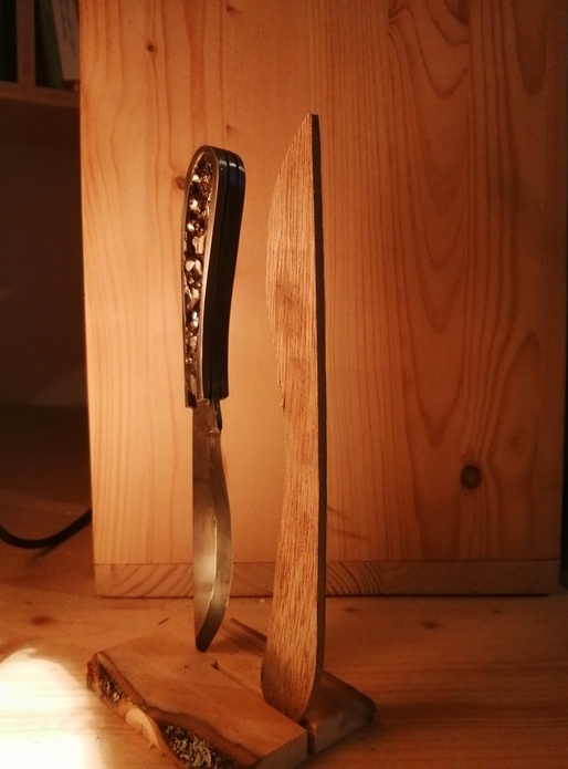 Couteau n°6, l'intrus, et son ombre en bois