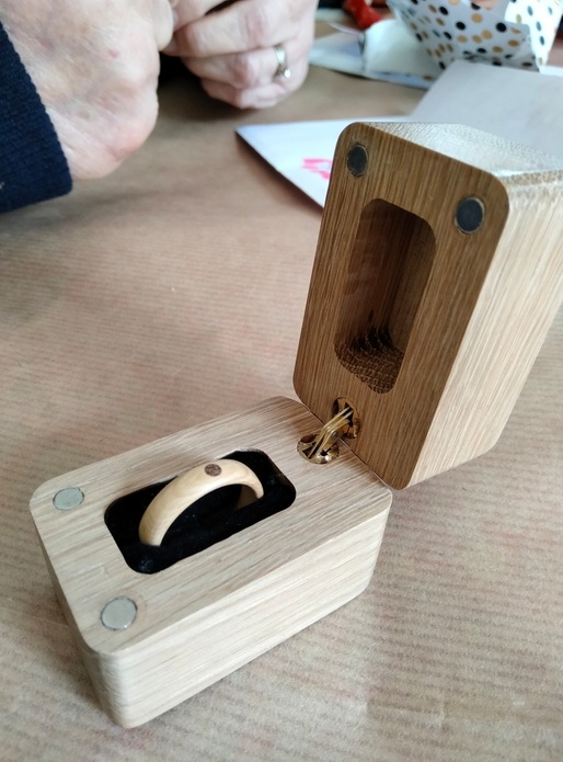 Anneau en bois avec sa boite