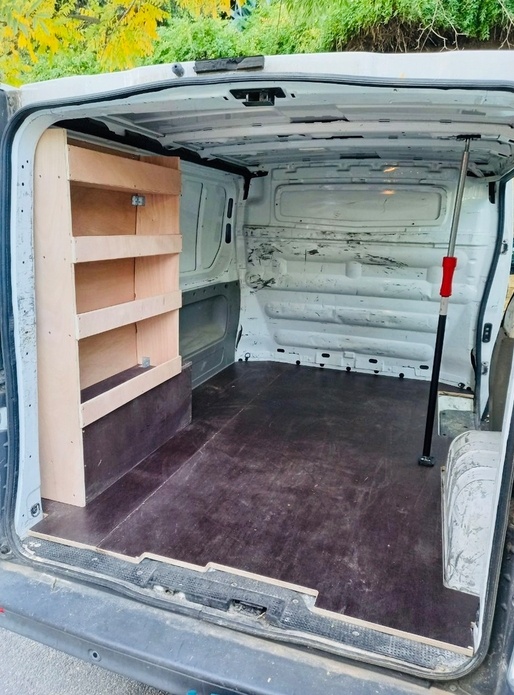 Rangements et Plancher pour camion de travail.