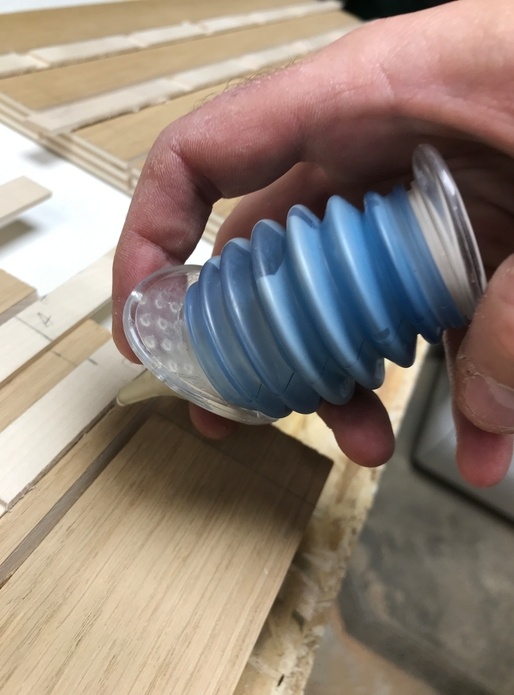 Mouche-bébé pour la colle