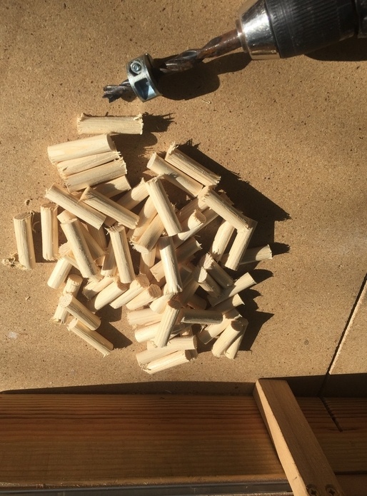 Tourillons, chevilles et manche à outil.