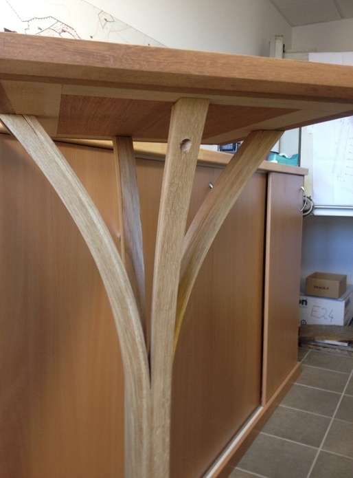 Petite table au pied cintré