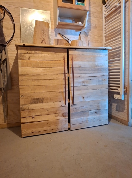 Placard pour produits de finition