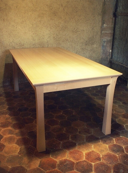 Table aux pieds courbes