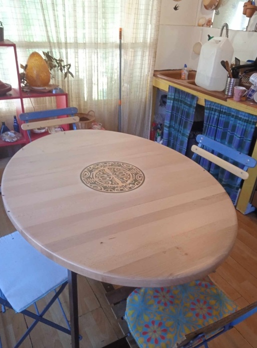 Table bois massif et inclusion de motif résiné