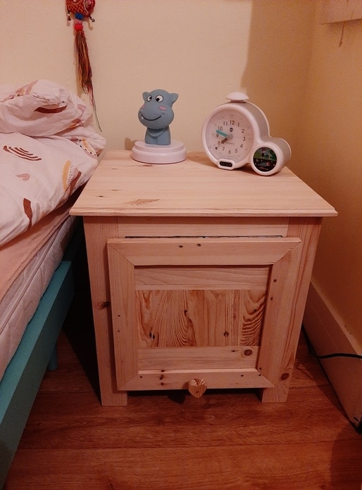 Petite table de nuit pour ma filleule en bois de palettes