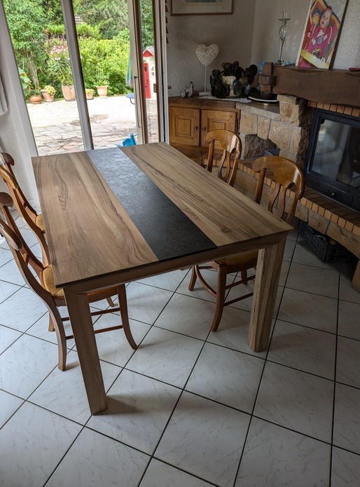Table en noyer massif et son chemin de table en compact
