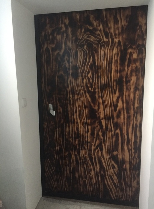 Porte coulissante - bois brûlé