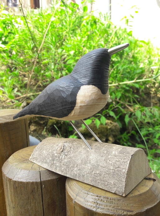 Oiseau sculpté dans une chute de tasseau