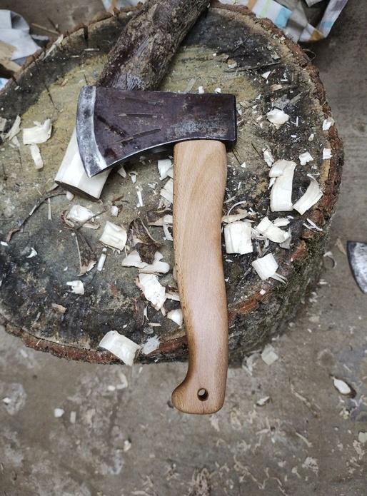 Manche de hachette aux outils à main