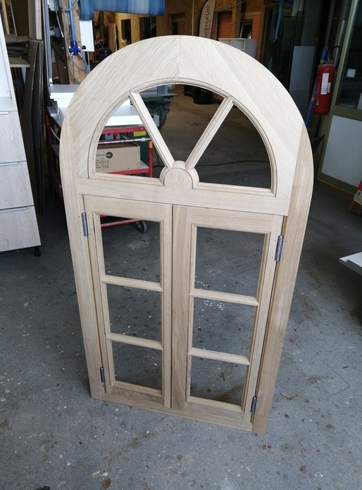 Croisée à la Française impose cintré avec trompillon et petit bois rayonnant