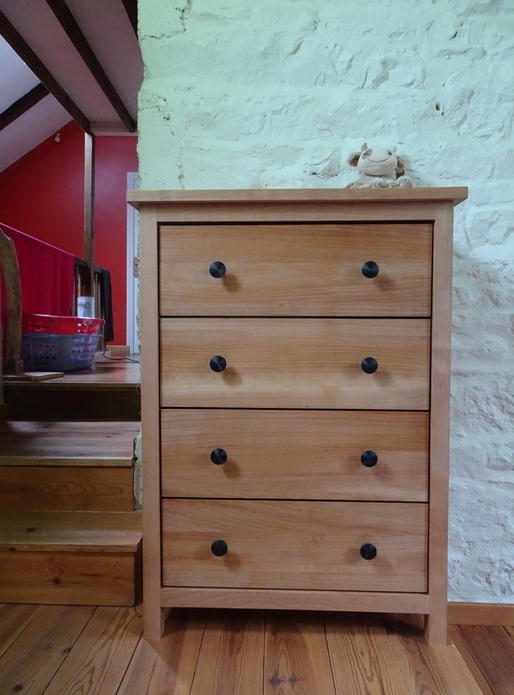Petite commode en hêtre