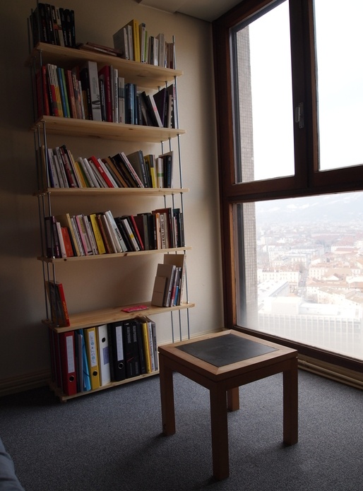 Bibliothèque complètement déboulonnée