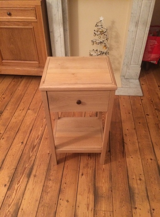 Table de nuit: Exercice de travail à la main