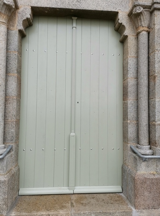 Porte d'église au style assez simple