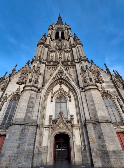 Porte sas d'entrée d'une Église