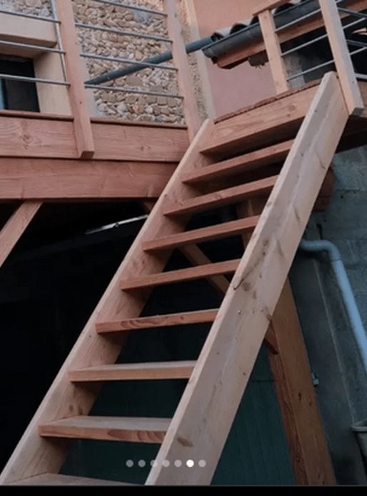 Terrasse bois sur poteaux et escalier douglas