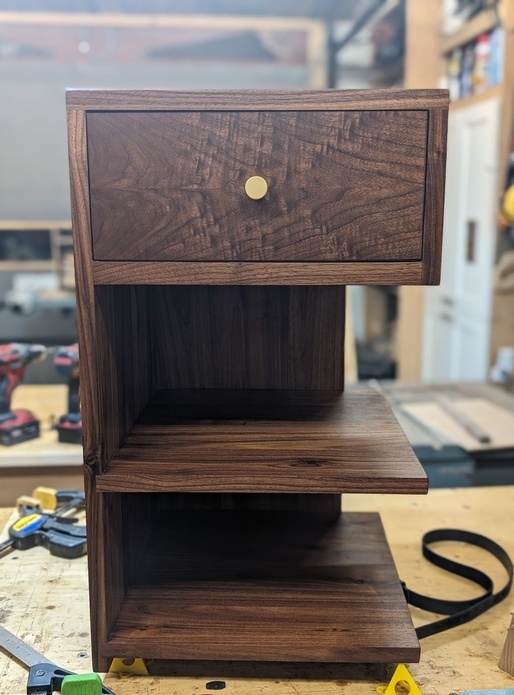 Nights stand en noyer pour ma fille