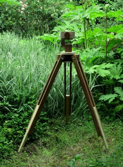 Trépied photographique et Leica en bois