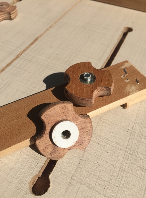 Un bouton en place et un autre vu de dessous