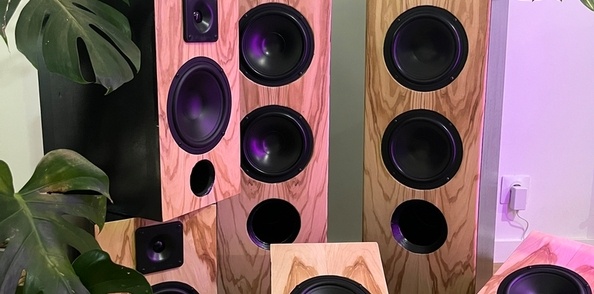 Premieres enceintes colonnes.