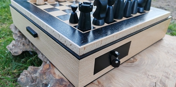 Queues d'aronde à recouvrement d'onglet