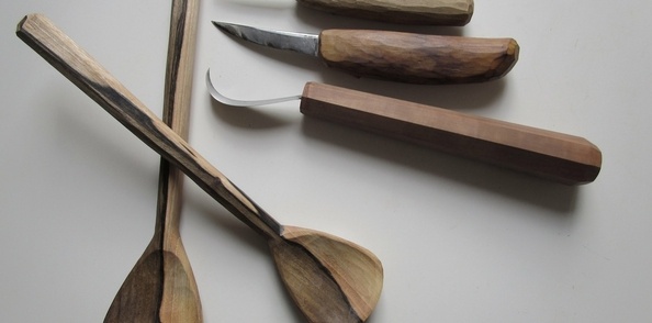 Couverts à salade en noyer et outils par C. Sormani (sculpteur et forgeron en Provence lien dans les articles)