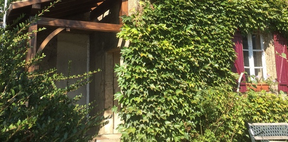 Le auvent de l'entrée à la campagne .