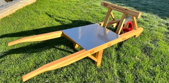 Une brouette à foin pour des fleurs !