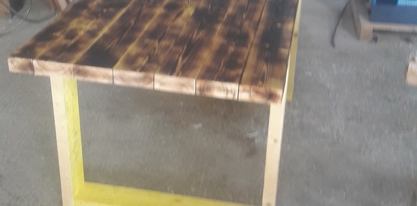 Table en bois brulé