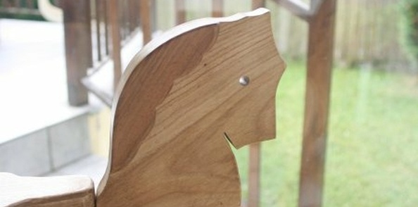 Homme Avec Guitare, Cordes Et Chevilles De Guitare Classique Accordeur À La  Main Maître, Bois Rouge, Tire Les Cordes Sur Les Chevilles De Torsion Du  Manche, Bureau D'atelier. Concept De Réparation D'instruments