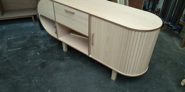 Meuble avec coté cintré et rideau bois