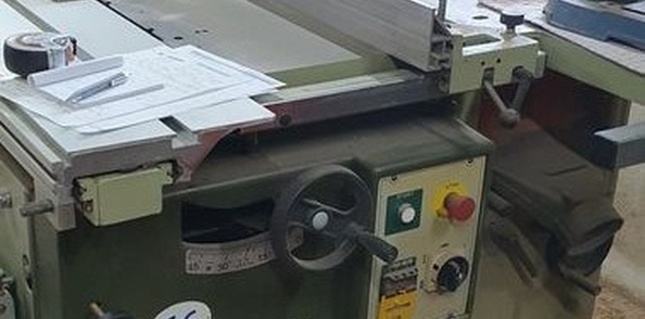 Motorisation table de raboteuse où le tracteur recontre l'ascensseur.