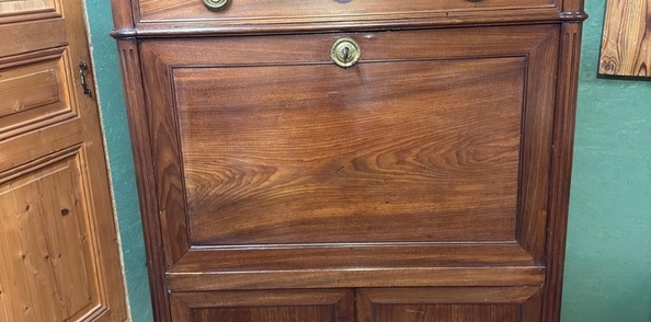 Un secrétaire « en forme d’armoire »