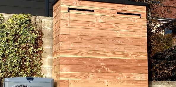 Armoire technique pour piscine tout juste finie de barder