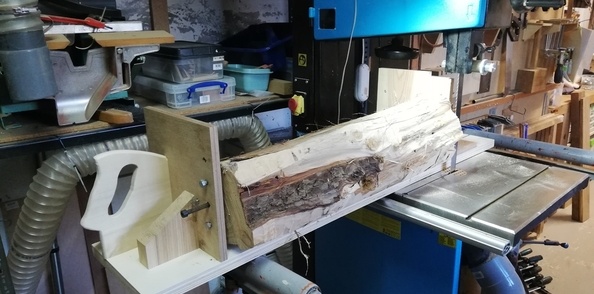 Sciage à la scie à ruban sécurisé par un berceau de sciage