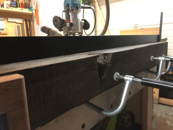 On serre la surface usinée juste avant contre l'établi