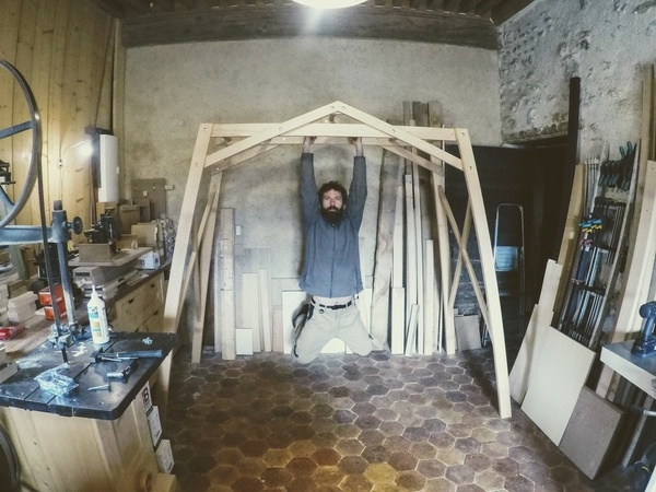 “Dans l'homme assoupi, un singe se réveille.”