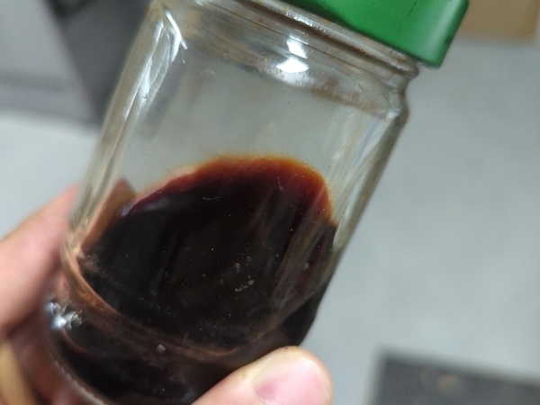 Teinte et opacité de la solution d'ébonisation : couleur rouille