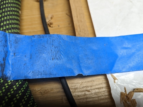 Traces noires sur l'adhésif de protection issu d'une pièce ébonisée