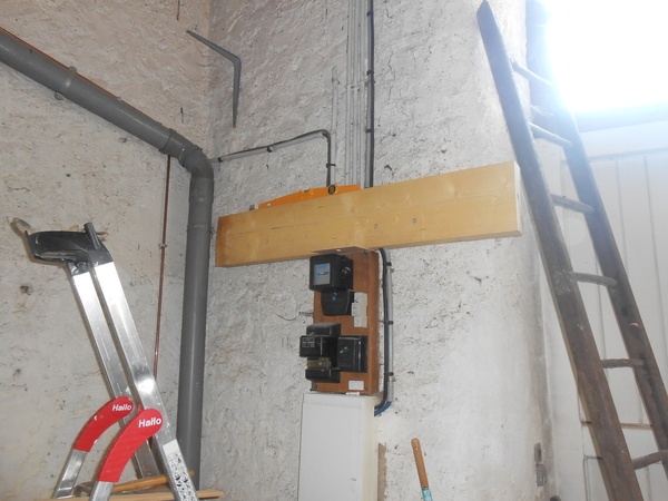 j'ai mis une cale sur le boitier électrique pour pas qu'il touche une fois vissé dans le mur.